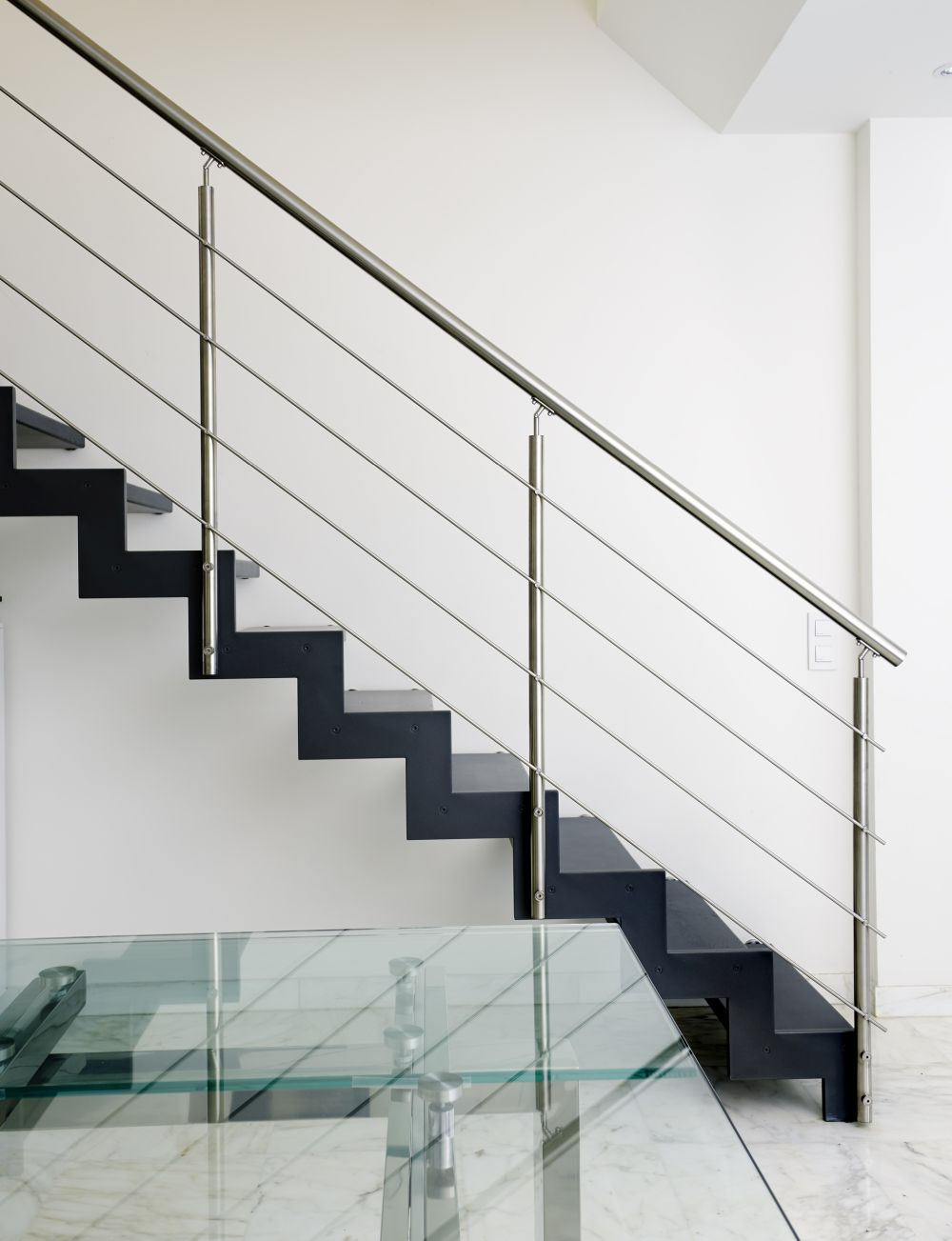 Garde-corps à remplissage avec balustres et lisses en métal